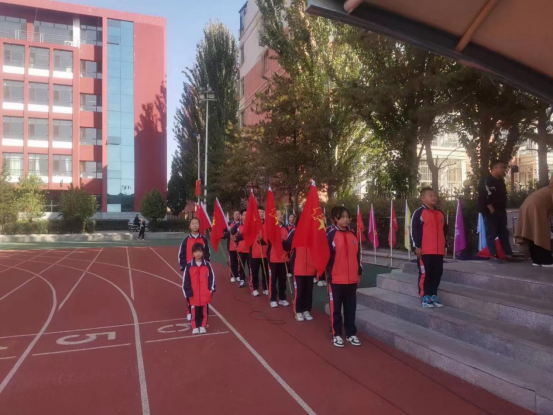 每日一图：朔城区四中小学一年级第一批少先队员戴上鲜艳的红领巾 图6